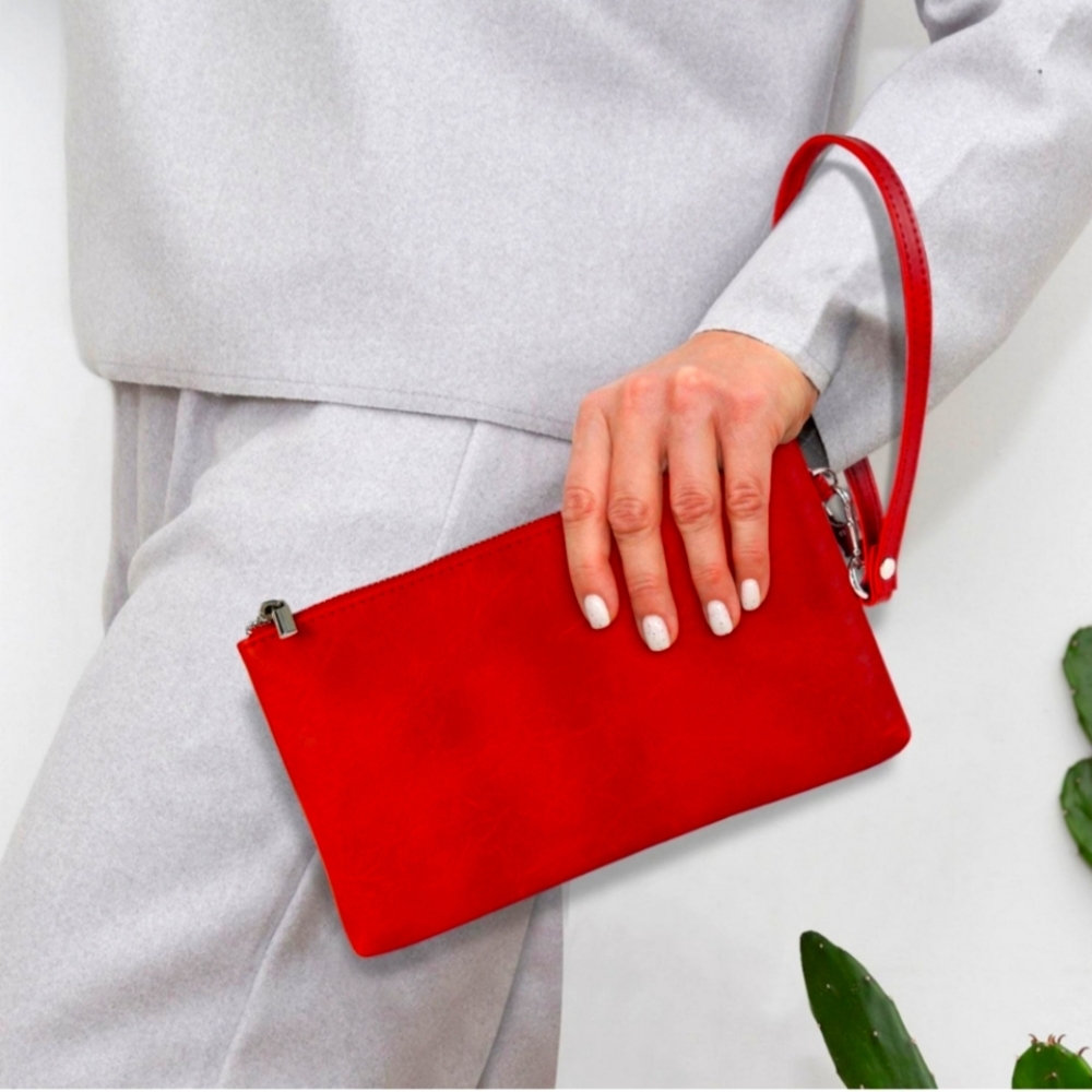 ⚘️Danier Red ❤️Genuine Leather Wristlet w Removable Card Holder👜